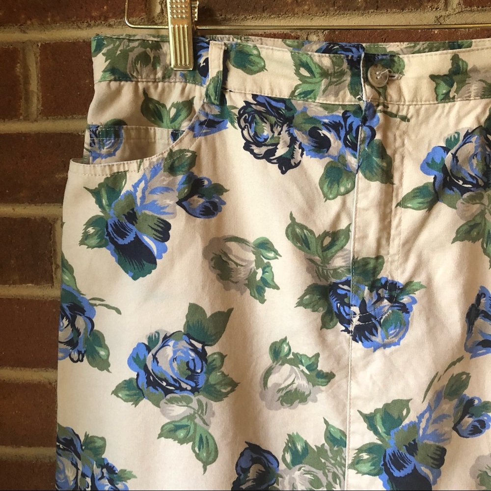 Sag Harbor Petite Sport Floral Skirt, Blue & Green with Tan Flowers, M